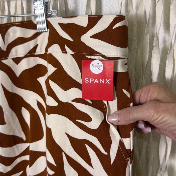 SPANX NWT/Petite On the Go Animal Print Sl Straight Ankle Pull On Pants 3X/P - Picture 3 of 13
